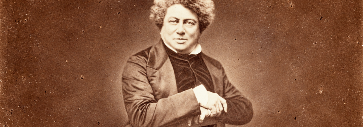 Alexandre Dumas padre, fotografia originale Atelier Nadar, Musée Carnavalet – Histoire de Paris / Paris Musées (CC0). Immagine rielaborata con intelligenza artificiale, ChatGPT, 2026.