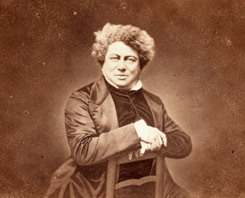 Alexandre Dumas padre, fotografia originale Atelier Nadar, Musée Carnavalet – Histoire de Paris / Paris Musées (CC0). Immagine rielaborata con intelligenza artificiale, ChatGPT, 2026.