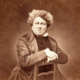 Alexandre Dumas padre, fotografia originale Atelier Nadar, Musée Carnavalet – Histoire de Paris / Paris Musées (CC0). Immagine rielaborata con intelligenza artificiale, ChatGPT, 2026.